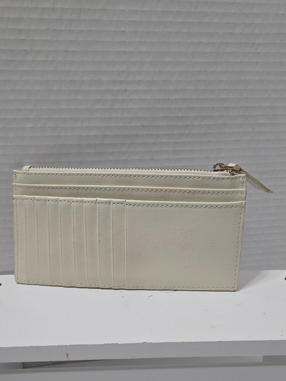 Neiman Marcus Leather Skinny ID. Credit Card Case Cream Zipper Closure 3 Pockets